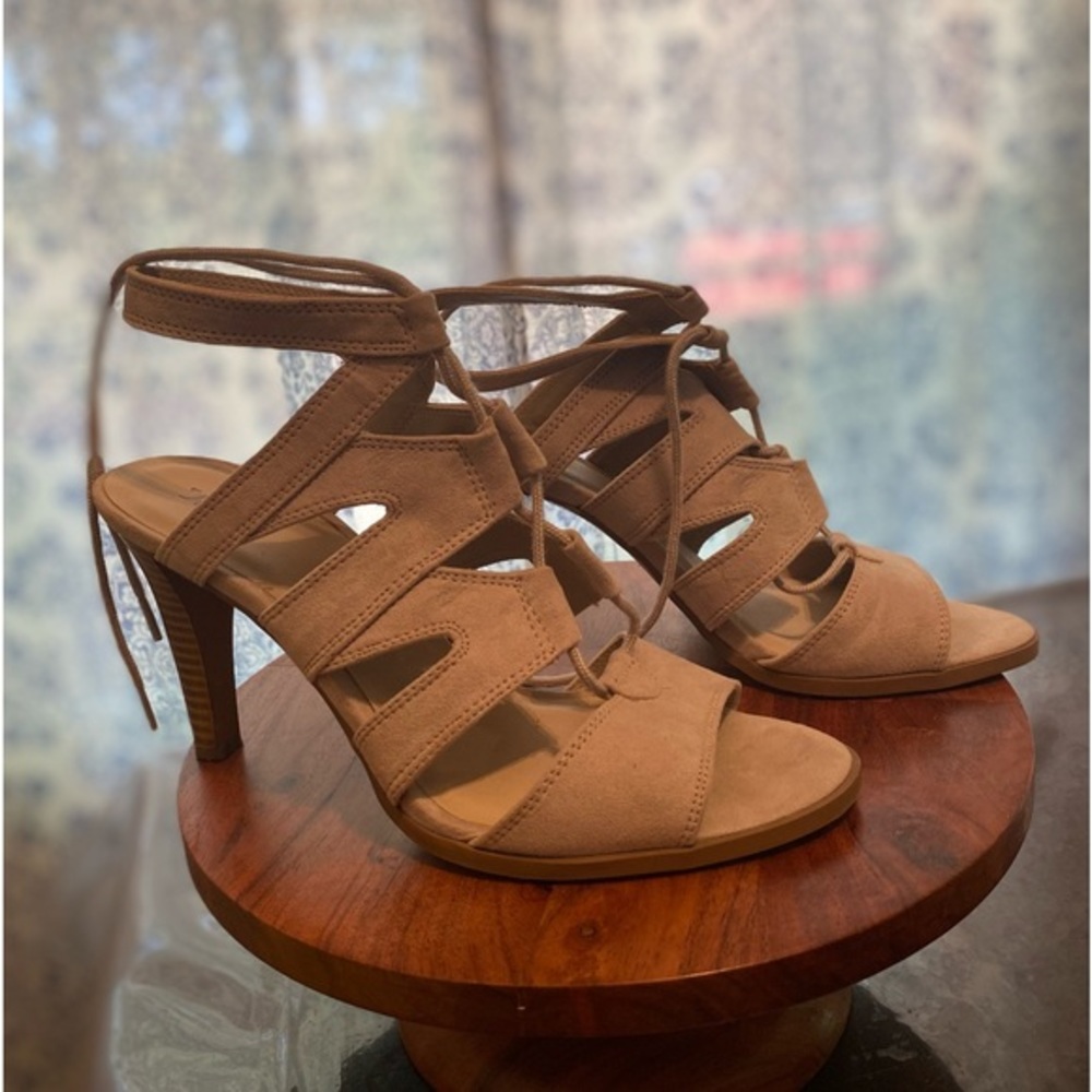 Simply‎ Vera, Vera Wang heals. Size 9
